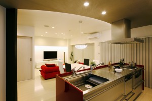 アール壁とコントラスト鮮やかな配色