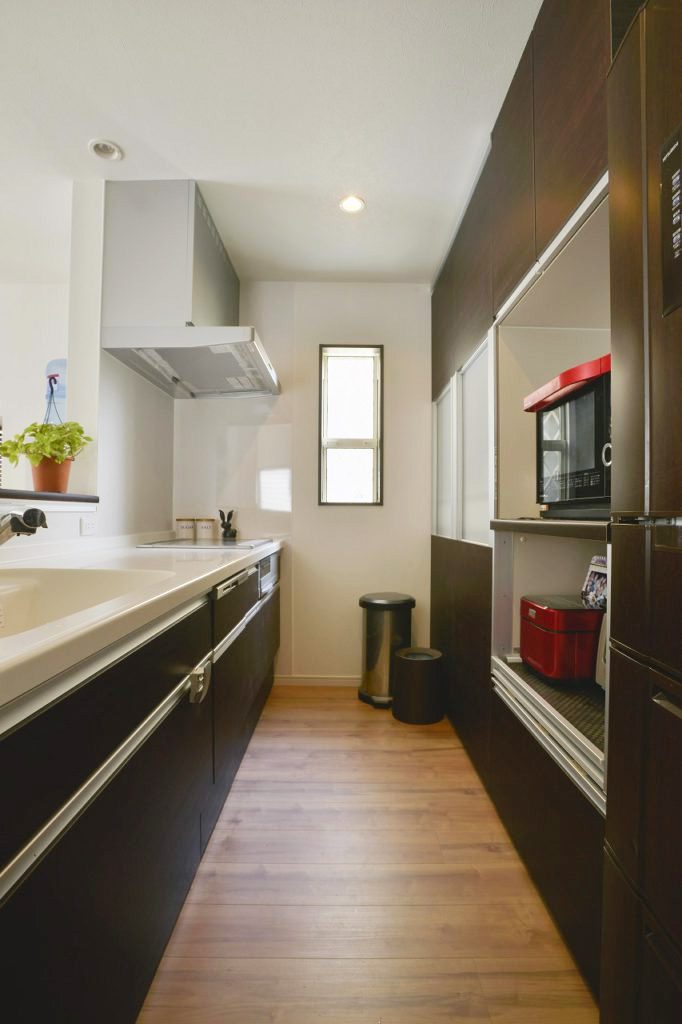 【キッチン】 冷蔵庫も既存利用。 キッチン扉やカップボードとの 統一感もバッチリです。 