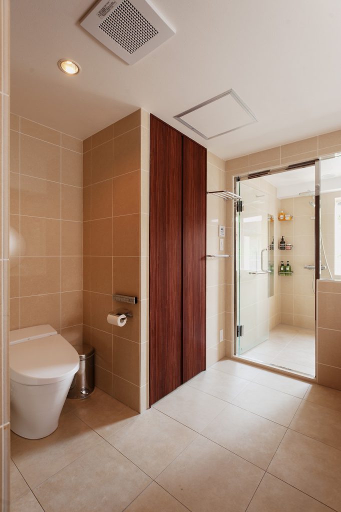 【サニタリー】 トイレの横の扉は洗濯機+乾燥機の スペースとなっております。 