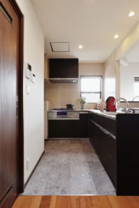【2F　キッチン】 家事室につながるＬ型キッチン 洗面室もキッチンからのアクセスで、家事動線を楽にしました
