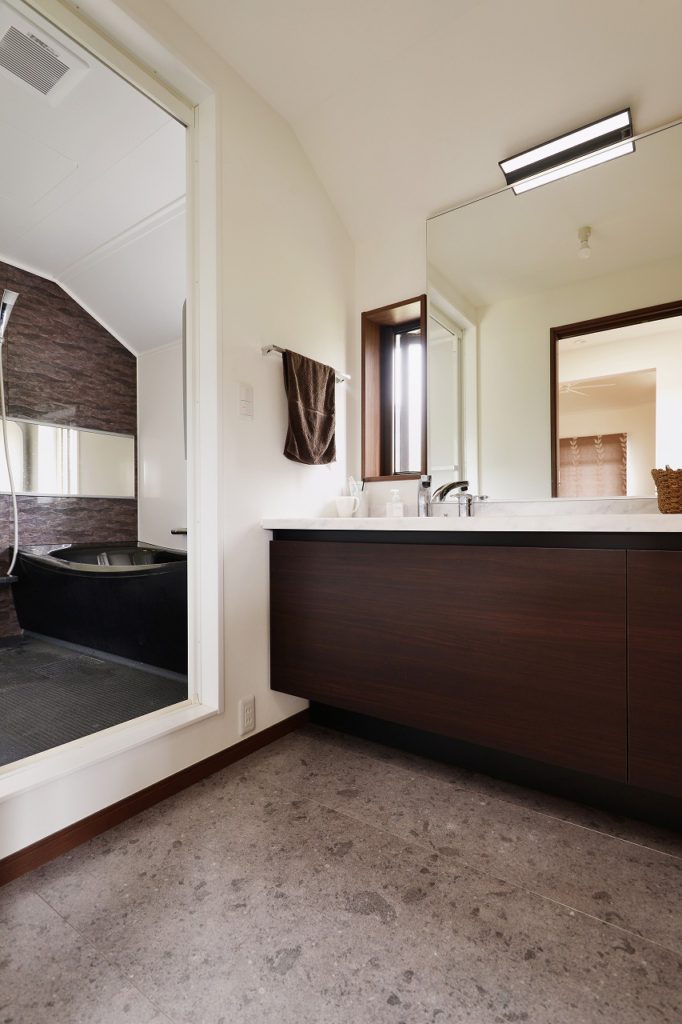 【2F　洗面室・浴室】 広い一面鏡とカウンター