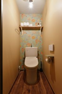 【トイレ】 隠れた我が家の主役 トイレも立派なひと部屋です。 しかも毎日必ず行きますし、インテリアに関しても目にする頻度は多い空間。 狭い分、かなり目線に入ってくるので、思い切り好きなアイテムで彩る いろいろ気にせず第一印象で決めたアイテムで揃えてみる。 そうすると、きっとトキメキ度は高く、トイレに入る度幸せな気持ちになりますよ。