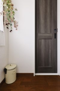 【廊下】トイレドア。ドアの色は統一せず、あえて一枚一枚選定しました。