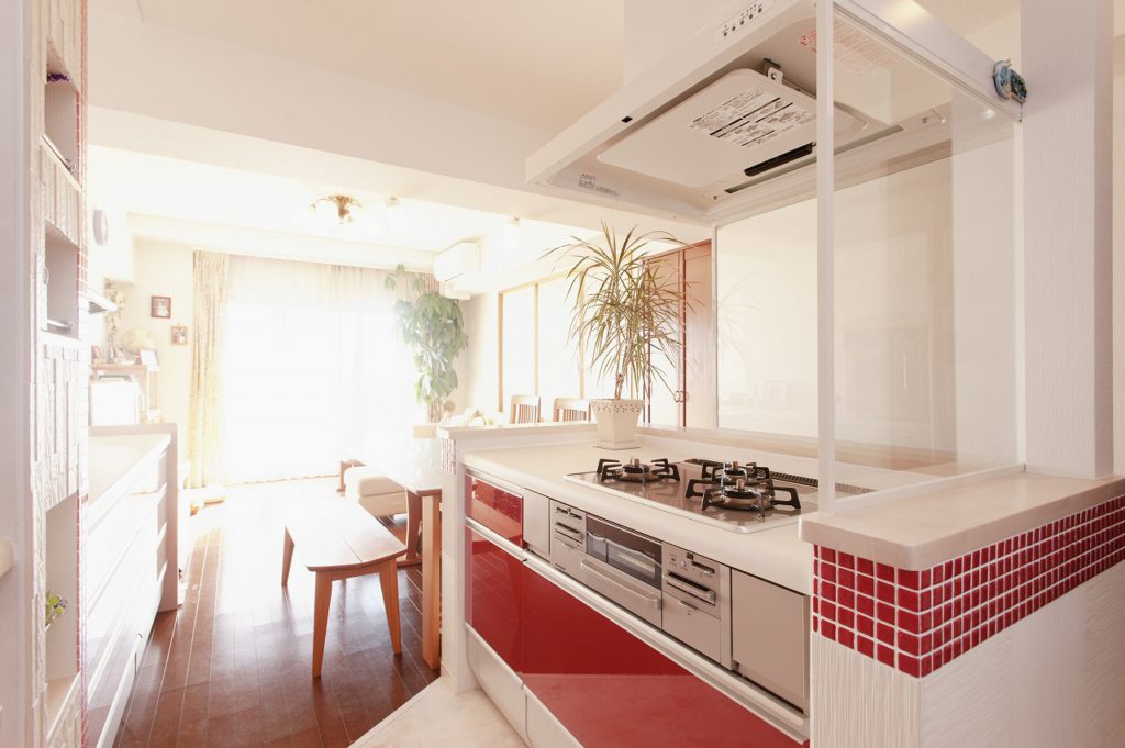 キッチンはクリナップのクリンレディを採用。面材とタイルの赤がキッチン全体を明るく楽しい雰囲気にしています