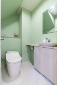 【トイレ】 ミントグリーンのトイレは広々とゆったりした空間。