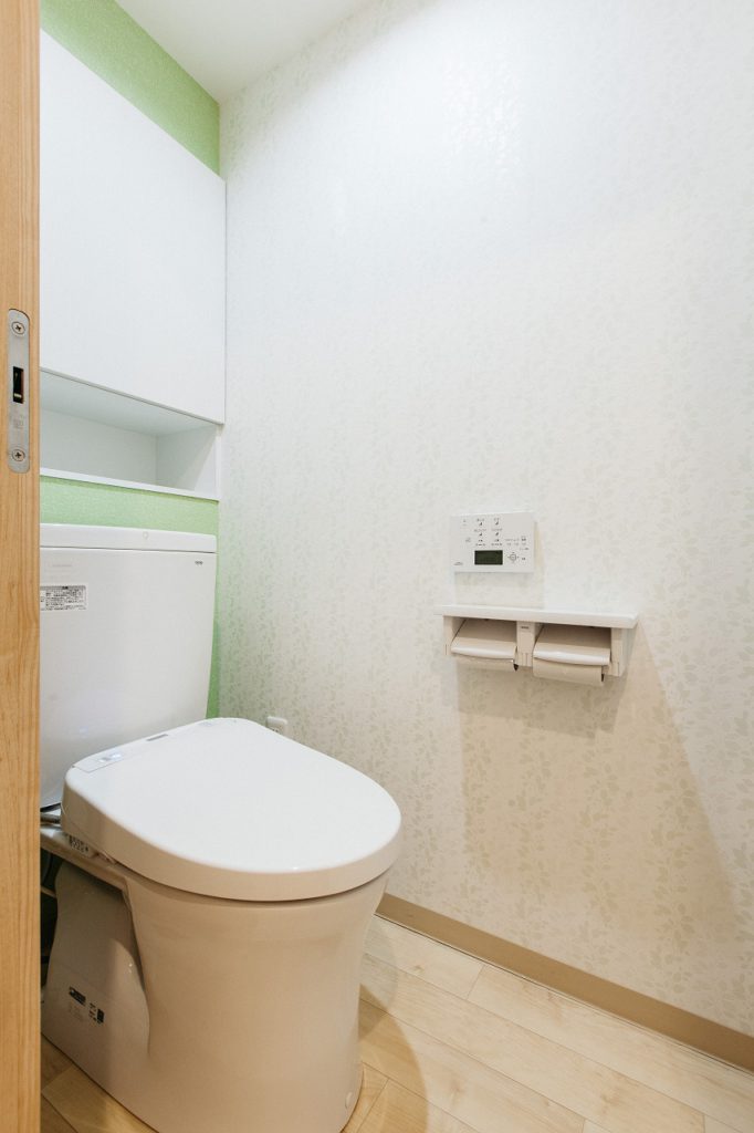 【トイレ】 一部のみ爽やかなグリーンのアクセント。狭い空間でもオシャレな印象に。