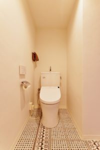 　　【トイレ】 床にはクラフトタイルを使う トイレだからこそ、好きなものにこだわる お掃除が苦にならない秘訣です