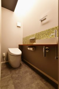 【トイレ】 コンパクト空間ながらＬＤＫからの連続した間接照明など広がりのある空間となりました