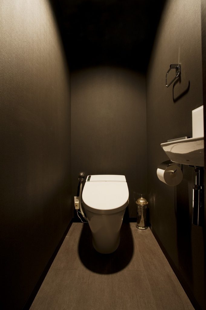 【トイレ】 トイレの壁には、シックなブラックのクロスをセレクト。コンパクトな手洗いも設けました。