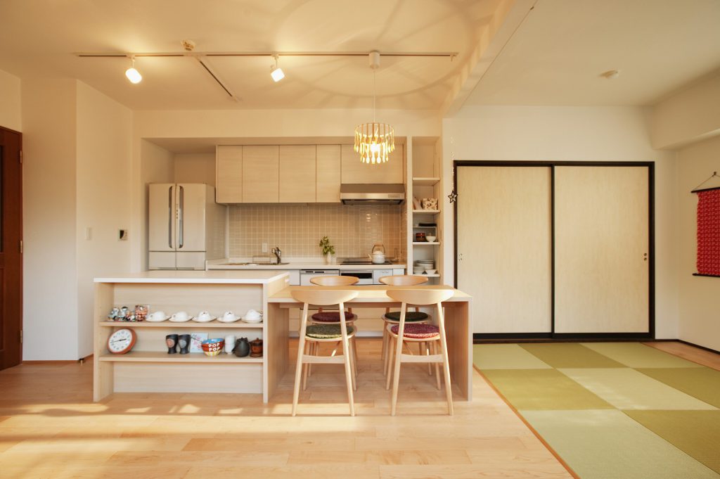 【キッチン】 LIXILのシンプルな既製品を利用。横には天井までの造作オープン棚を取り付け、背面は75m/m角のタイル張りに 