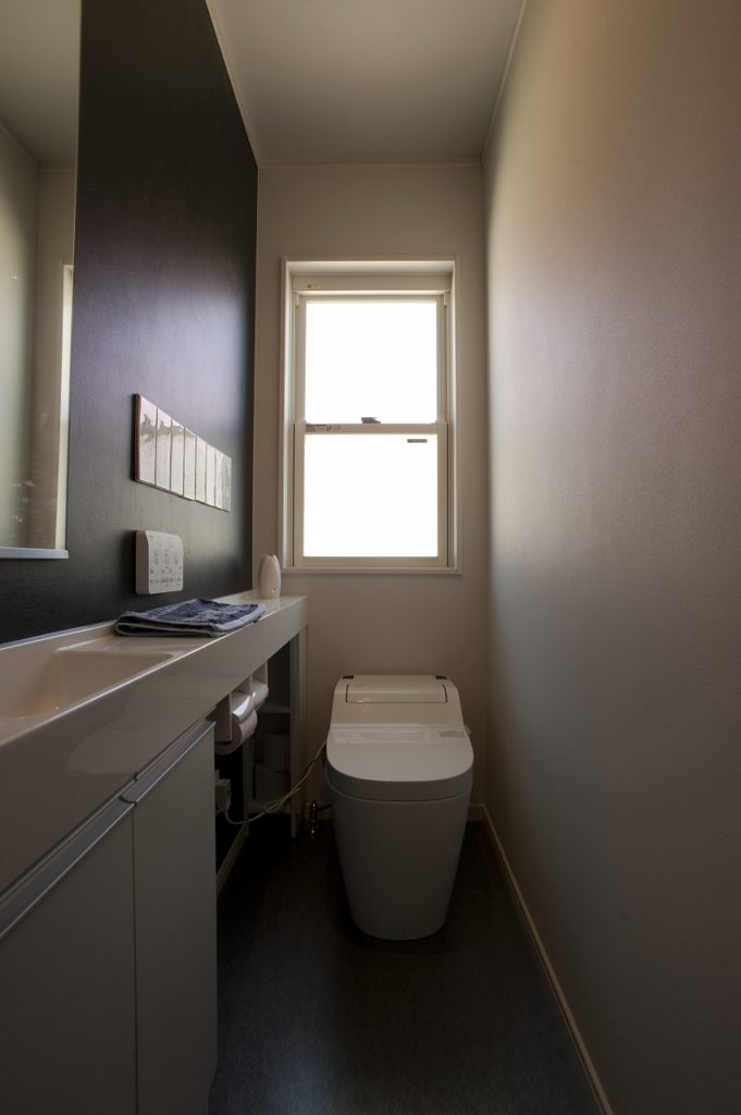 【トイレ】 トイレも１つの遊びの空間として、お客様がお選びになった 「イラストタイル」をアクセントとしています。 