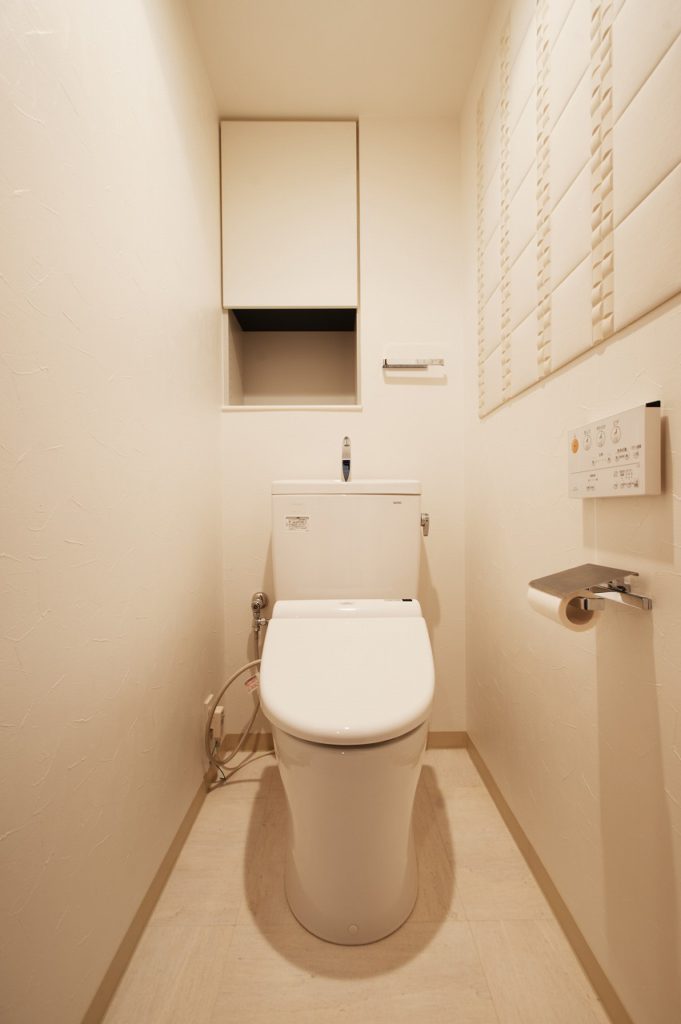 【トイレ】エコカラットを採用しアクセントに。調湿性・消臭機能もばっちりです！