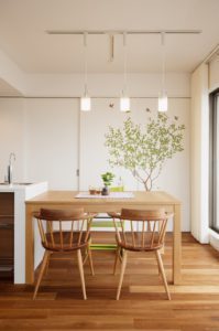 【ダイニングキッチン】吊り照明と植物のイラストが描かれた建具。食事をしながらゆったりとした時間を過ごすことができます。