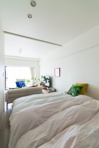 【寝室】LDKに隣接した寝室は、ブラインドを開けると一体の空間に。将来的にLDKに取り込むこともできます。