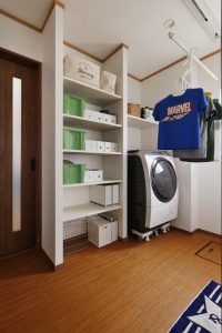 【洗面室】物干しスペースとリネン用棚で家事時短ＵＰ
