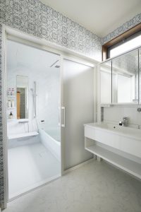 【浴室】白を基調とした清潔感のあるお風呂と洗面所に仕上げる事で毎日のバスライフが楽しいものになりました。