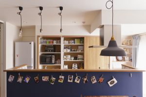 【ＬＤＫ】キッチンの壁面収納たっぷり収納ができます。奥様の好きな色の壁紙でよりキッチンに立つのが楽しくなるように。