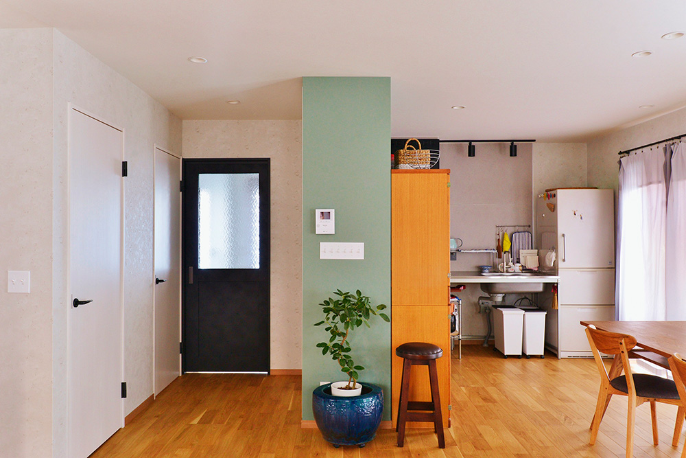 【玄関・キッチン】廊下まで空間を取込み、空間を最大限 有効活用。