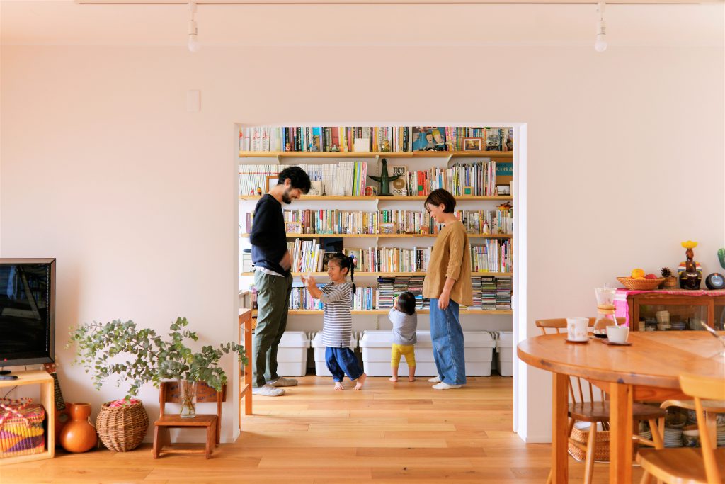 【LDK・書斎】シンプルナチュラルなテイストに仕上げた空間に、DIYでつくられた本棚と素敵なインテリアが映えます。