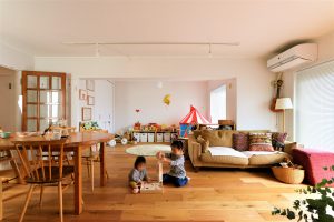【LDK】子供たちの遊び場、リビング、書斎の３部屋ががつながる暖かい空間になりました。