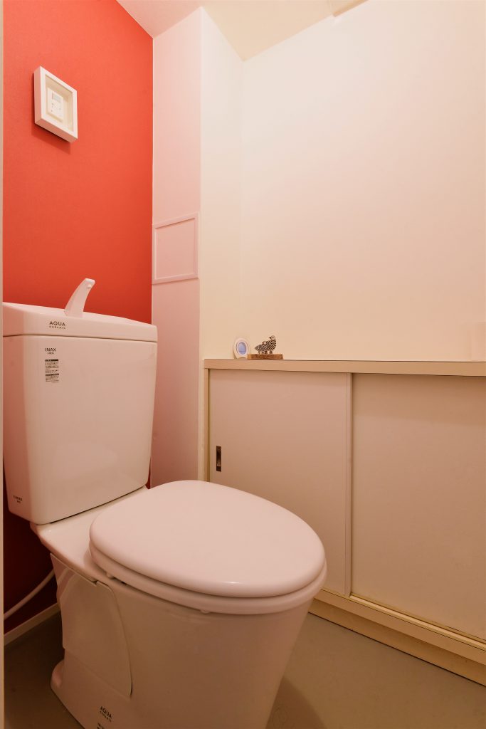 【トイレ】色味にこだわって選んだアクセントクロスが空間のワンポイントに。