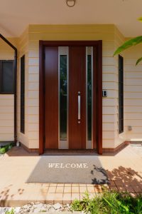木目調の玄関ドアは断熱性もあり、外観のアクセントになるデザインです。