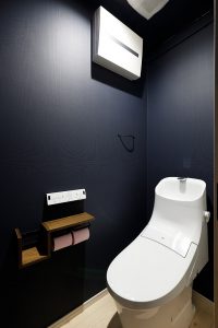 トイレの壁紙は玄関、リビングのアクセントカラーを使い統一感を出しました。