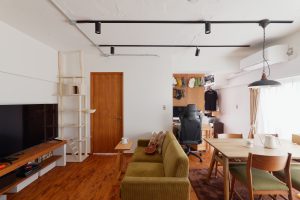 床とTVボードは東京檜原村産のホームテックオリジナルのヒノキ。天然塗料で塗装して、お気に入りの家具が映える素敵な空間になりました。