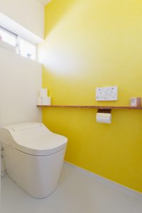 アクセントの黄色が映える遊び心のあるトイレ