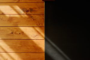 キッチンとリビングの床の見切りは真鍮をセレクト。細かいところまでこだわれるのがリフォームの醍醐味です