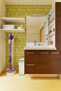 【洗面室】洗面台の横には収納棚や掃除機がセットできるスペースを確保
