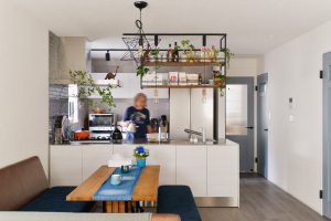 キッチンはシンプルなデザインがかっこいい、サンワカンパニーのステンレス天板のキッチンを採用しました。キッチン横のタイルのが空間のワンポイントです。