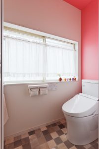 トイレ：トイレは一変。ピンクのクロスを天井まで。元々は浴室の窓だったところにトイレを 新設したので窓が大きく明るいです。
