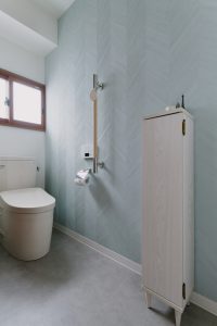 トイレ：淡いブルーの壁紙にインナーサッシの付けた心地よいトイレ