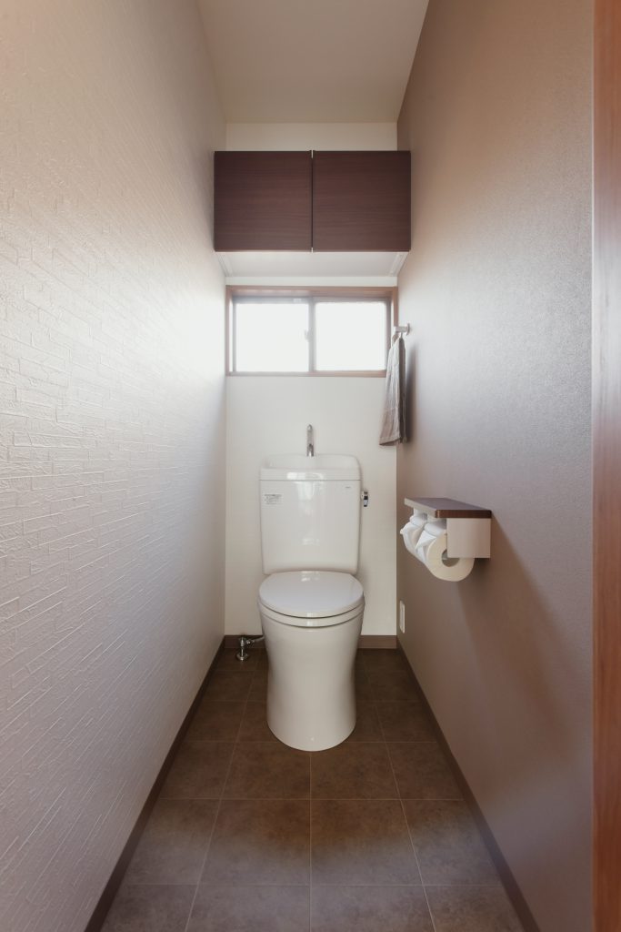 トイレ：シンプルで和に合うデザインのトイレ