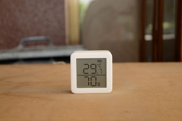 温度・湿度計を各部屋と外に置き、温度の変化を計測します。