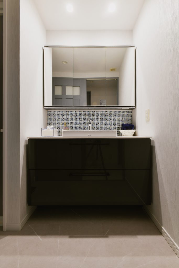 洗面室：高級感のある鏡面の扉と奥様こだわりのモザイクタイルがかわいい洗面となりました。