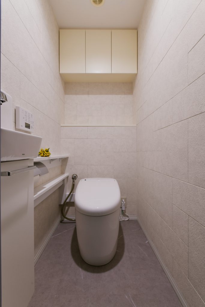 トイレ：三方エコカラット貼りし、デザイン性と調湿・消臭効果にも期待できます。