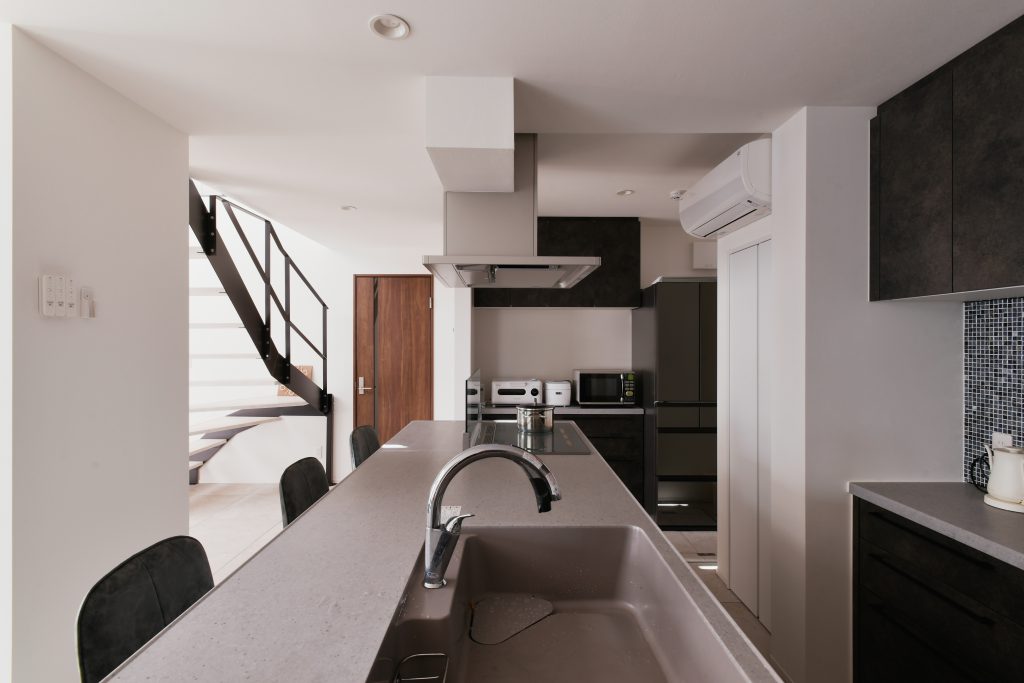 キッチン：壁付けだったキッチンも対面にしてリビングと一体感が生まれるように設計しています