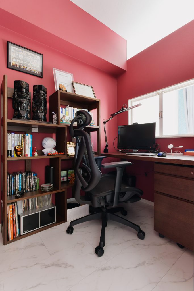 ご主人の部屋：コンパクトですが、1人でこもれるご主人の書斎。赤い壁は仕事のやる気も出そう。小窓はご夫婦の手作りです。