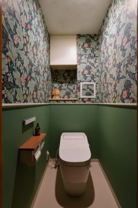 モリスコレクション（Leicester）のアクセントクロスが美しいトイレ空間