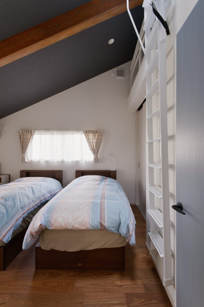 寝室：もともとあった梁は活かしつつ、斜め天井にアクセントクロス。