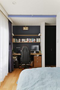 寝室の一角に作ったご主人様の書斎： ネイビーでまとめ、モダンな雰囲気になりました。 オンライン打合せの際にはロールスクリーンで簡単に目隠しできるようにしました。