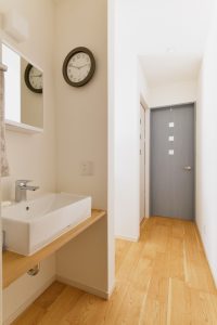 2階の廊下に新設したサブ洗面化粧台がとても便利です。 オークの床材とブルーグレーの扉の相性がとても良いです。