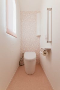 2階に新設したトイレ： ピンクで統一して明るく優しい雰囲気になりました。