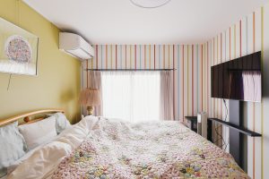 親世帯寝室：キャンディーストライプのアクセントが可愛い寝室。