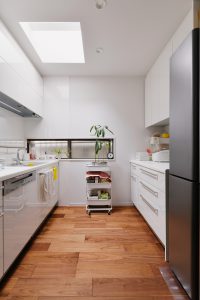 親世帯キッチン：天窓からの優しい光が差し込む居心地のいいキッチン。
