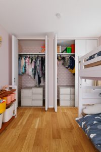 子世帯こども部屋：収納の内部は子供の成長に合わせて変化させられるようにシンプルに。
