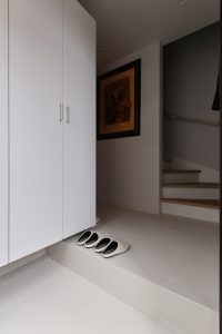 玄関：白を基調にシンプルに。靴箱も大容量で設けました。
