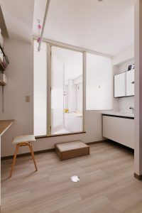 バスルーム＆ランドリースペース：広々とした空間を使い、家事に便利なカウンターを設けました。